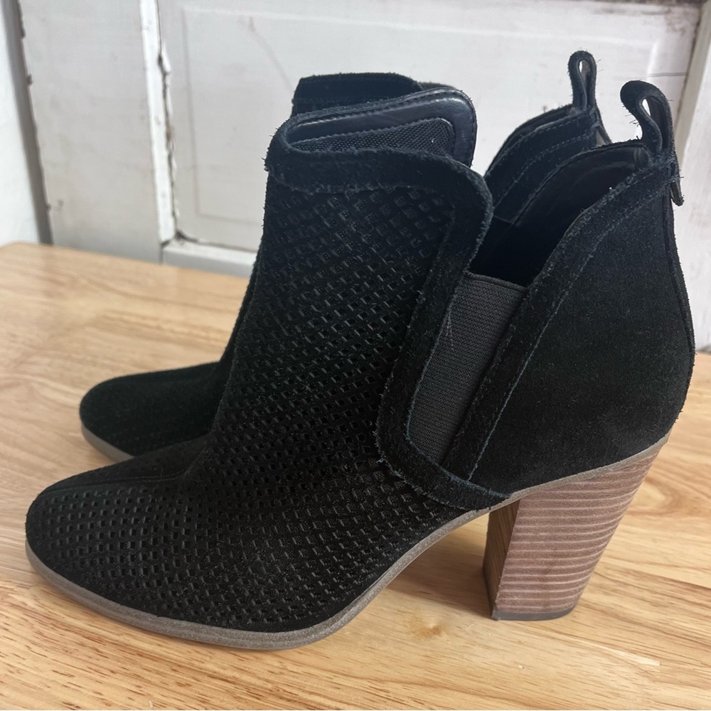 Vince Camuto Faltada booties Perforated Suede 10M